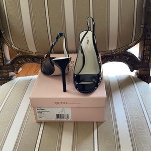 Black patent sling back BCBG 7m peep toe shoes